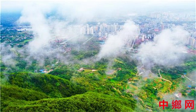 重庆垫江：山间云雾缥缈 城市宛如仙境