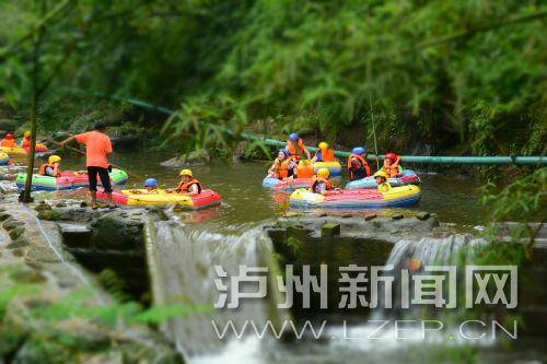 配何家沟,川黔生态氧吧。图说:游客在激情漂流