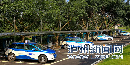 目前,泸州已在国家高新区、百子图文化广场、酒城乐园、关口和奥体中心投用105个充电桩。 记者 牟科 摄