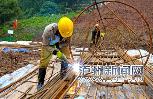 渡改桥渠坝河沟子大桥建设现场。记者 牟科 摄