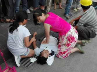 女子跪救建筑工人 直到救护车赶到现场才悄悄离开!