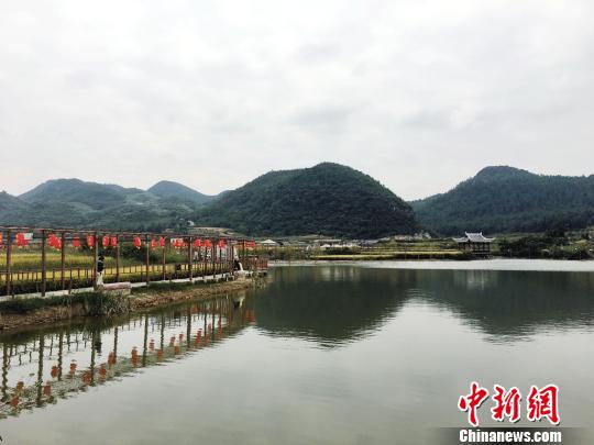 图为游客体验农耕文化。 杨云 摄 图为游客体验农耕文化。 杨云 摄
