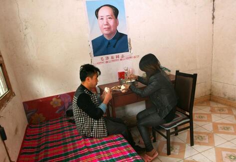 点击图片进入下一页 咸阳男子在外闯荡20年 返乡创业当猪倌