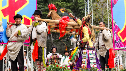 镜头一:释比祭天 谢天神图为:桃坪羌寨羌年迎宾仪式阿坝新闻网理县10