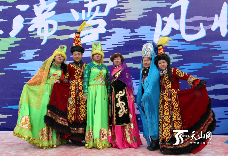 1月6日,以“福冰瑞雪 风情丝路”为主题的第十四届乌鲁木齐丝绸之路冰雪风情节开幕式在丝绸之路国际滑雪场举行。