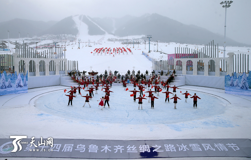1月6日,以“福冰瑞雪 风情丝路”为主题的第十四届乌鲁木齐丝绸之路冰雪风情节开幕式在丝绸之路国际滑雪场举行。
