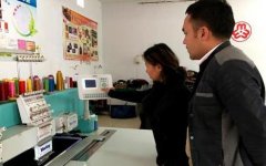 新疆:奇台县“80后”夫妻创办绣花厂月收入2万元 绣品