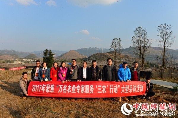 采访合影留念。向忆峰 摄