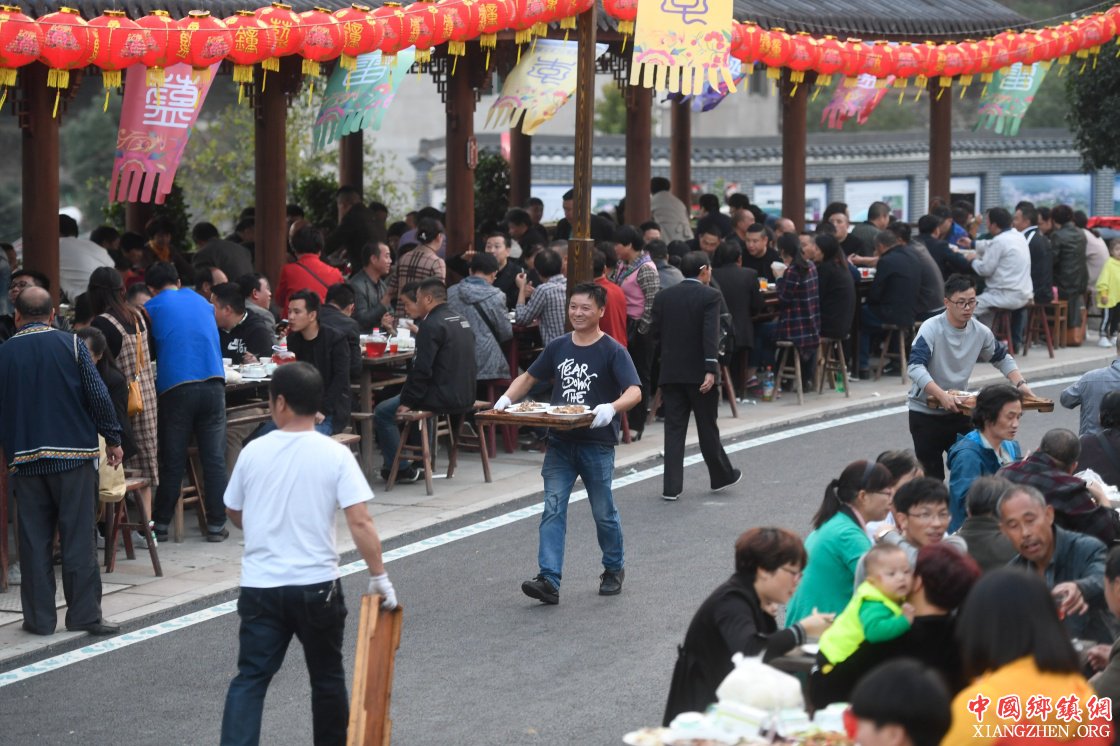 浙江省桐庐县莪山畲族乡龙峰民族村,一百桌宴席沿道路摆成一字长蛇阵