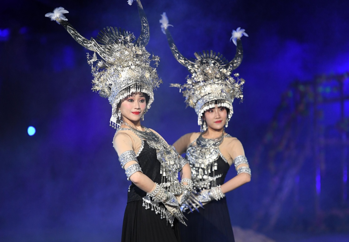 11月21日,演员表演舞蹈《苗族银落》.