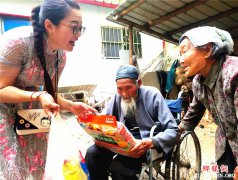 ۰�ǣ�Ůվ���������Էѿ������ϱ���