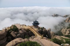 �����ϵ�һ��ɽ����ɽ֮�����ƺ�����