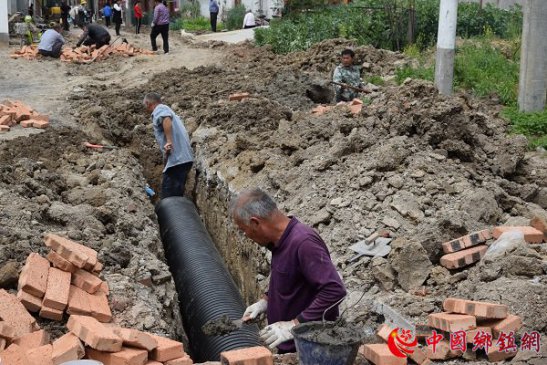 ���գ���ˮ����ʩ��æ