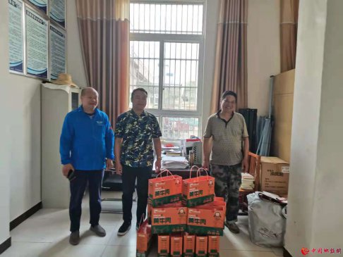 ���գ�������Ʒο����ׯ�����սոѽ���һ�߸�Ⱥ