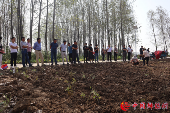 ����������:�ٿ�������ֲ�ֳ��� ���𰬲ݲ�ҵ��չ�ȳ�