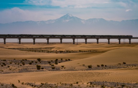 世界首个沙漠铁路环线形成 和若铁路明日开通运营