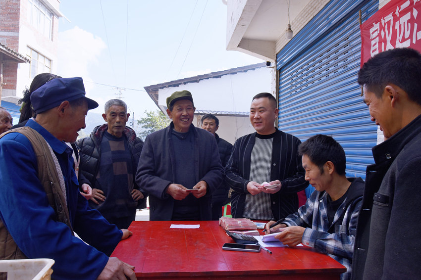 收购商正在收村民种出的魔芋。宣汉县委宣传部供图