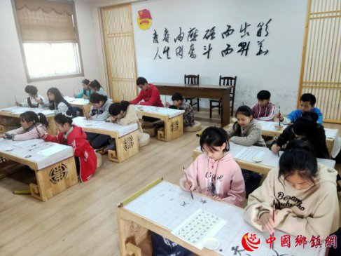 安徽蚌埠固镇：汉文化青年之家国学小课堂开展书法培训活动课程