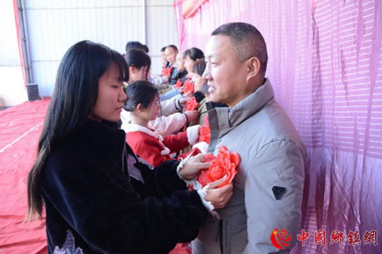 河南内黄县大学生向父母献花感恩