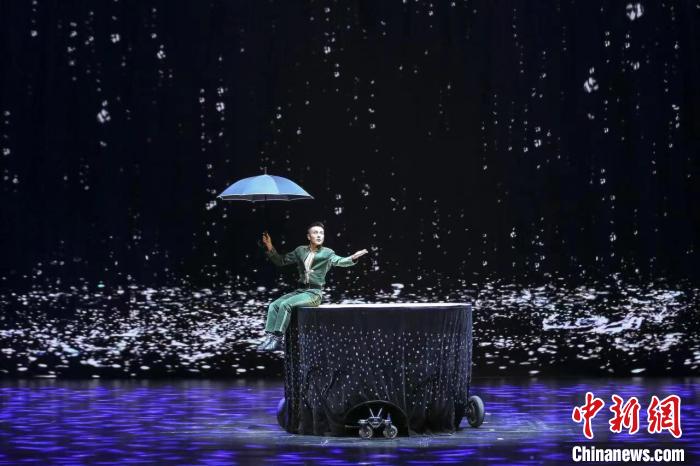 当天，在济南展演的有《曙光》《雨中狂想・球技》等杂技，《飞花令・伞》《仙豆》等魔术。　山东省文化和旅游厅供图