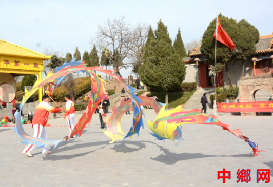 河南内黄:香客节上演盛大舞龙 民众齐聚帝陵祭拜人文