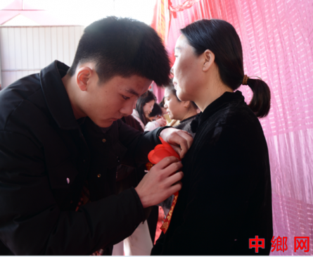 河南:内黄县大学生向父母献花感恩